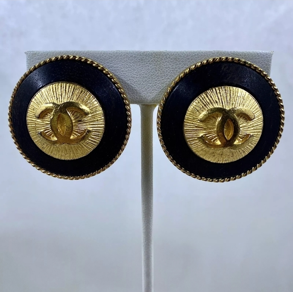 CHANEL Vintage Gold Sunburst CC Logo & Wood Clip Y2K Earrings CHANEL 93A France - Picture 4 of 17